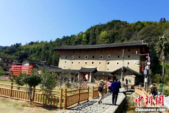 游客在南靖土楼参观。张金川 摄