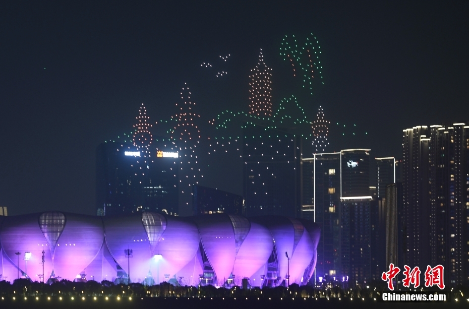 杭州亚运会倒计时200天 无人机秀点亮钱塘江畔