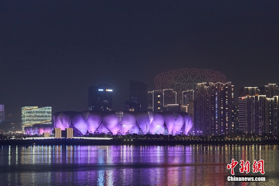 杭州亚运会倒计时200天 无人机秀点亮钱塘江畔