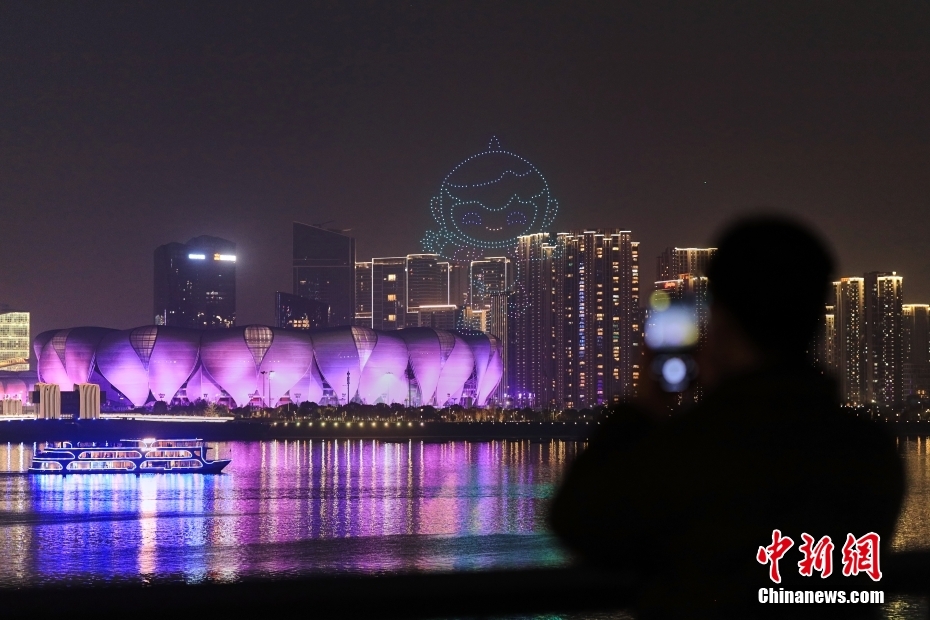 杭州亚运会倒计时200天 无人机秀点亮钱塘江畔
