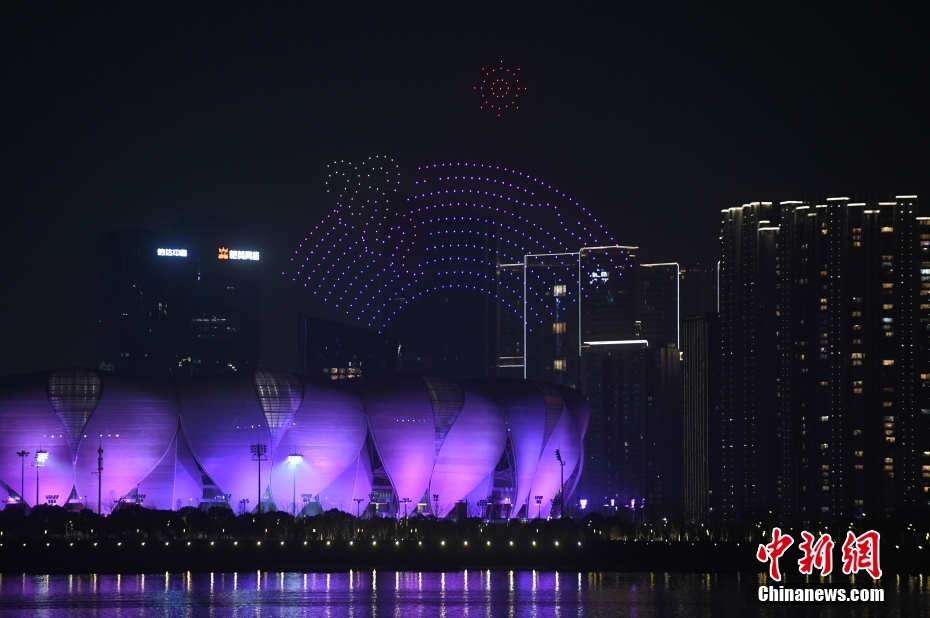 杭州亚运会倒计时200天 无人机秀点亮钱塘江畔