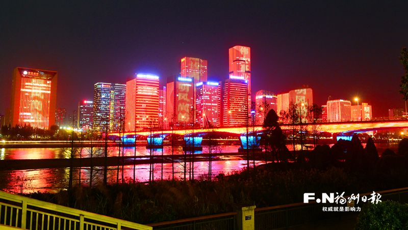 闽江亮起“巾帼红”