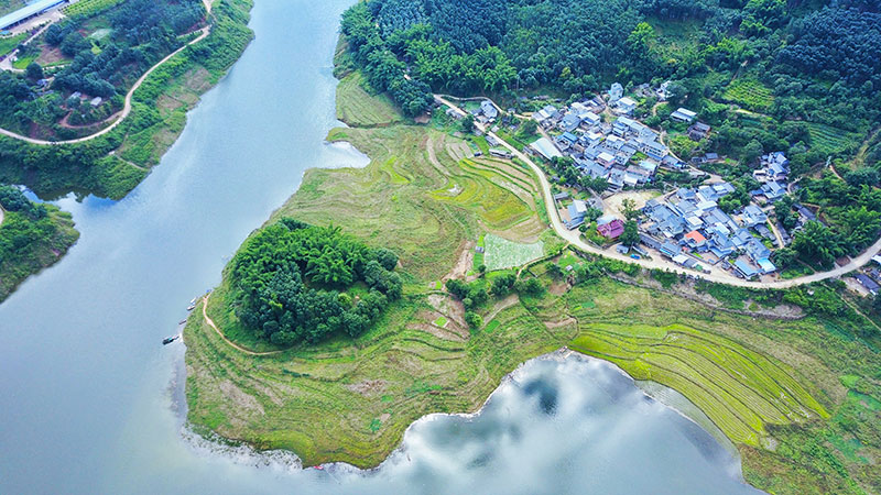 益智石寨村大景。