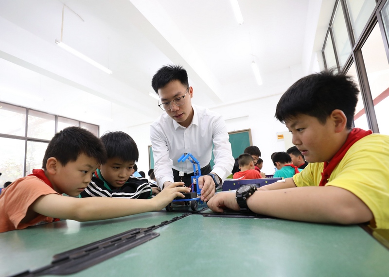 指导学生制作科技作品。