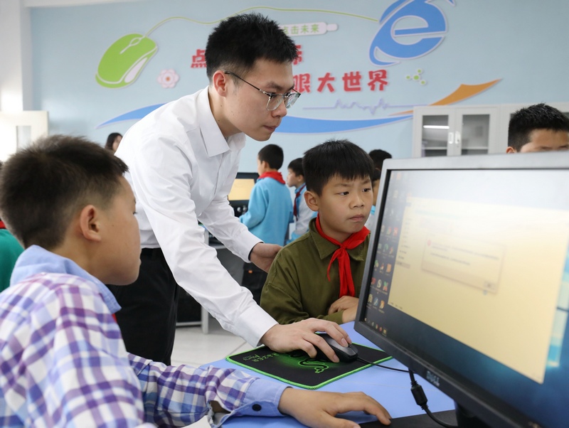 正在上信息技术课。