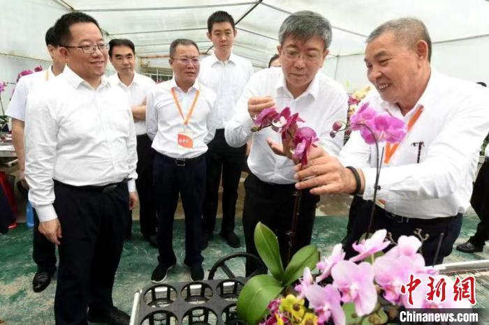 与会嘉宾赴漳浦台湾农民创业园参访台资农业企业。　刘文标 摄