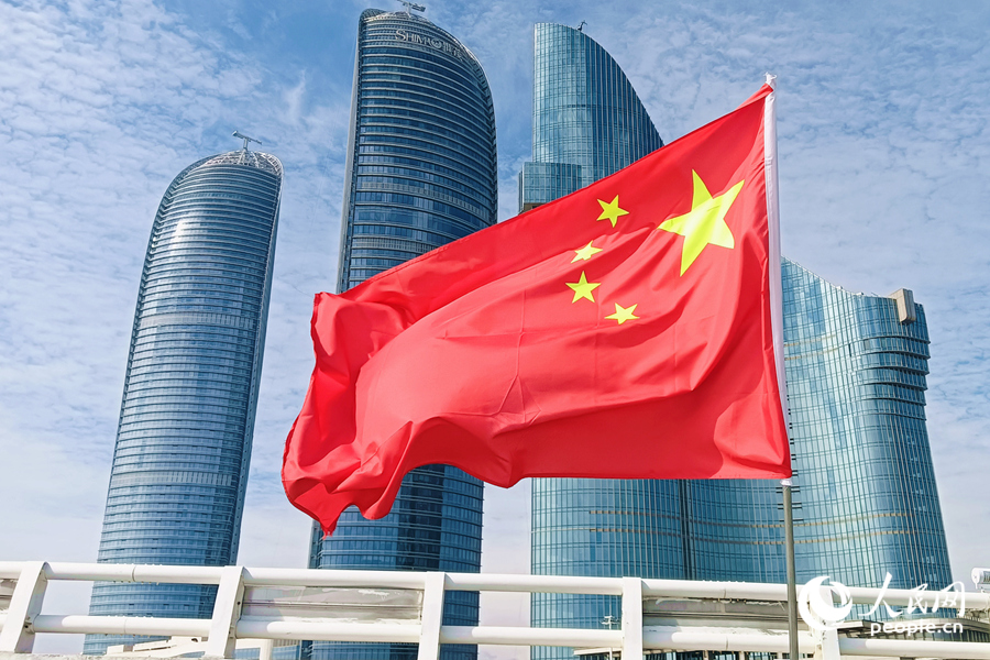 五星红旗在厦门海滨迎风飘扬。人民网记者 陈博摄
