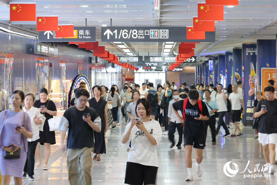 厦门地铁站内挂满小红旗。人民网记者 陈博摄