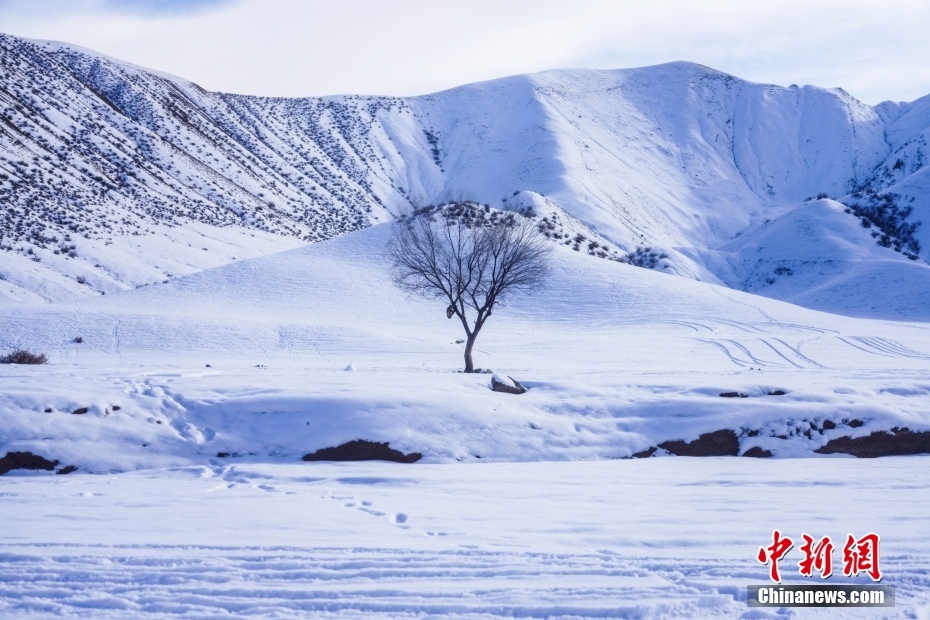 新疆昌吉州：雪映多彩丹霞 努尔加大峡谷披银装