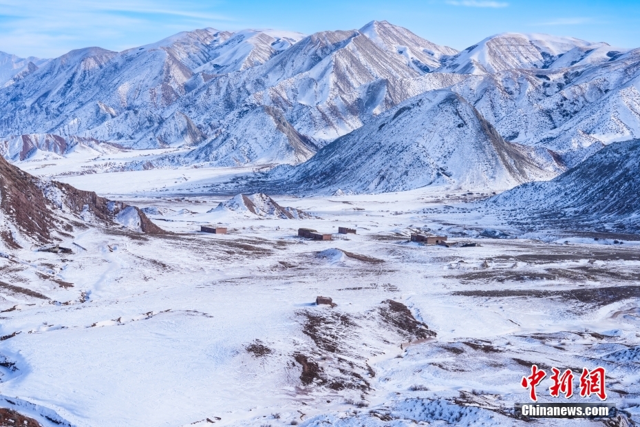 新疆昌吉州：雪映多彩丹霞 努尔加大峡谷披银装