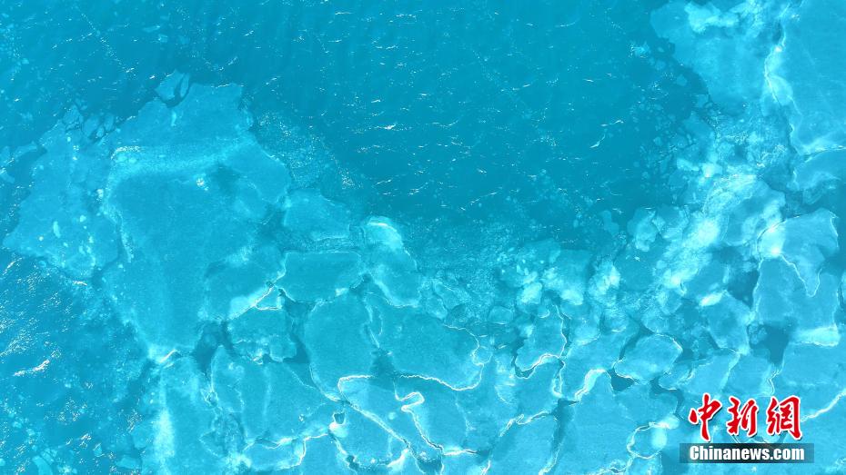 寒潮来袭 “高原蓝宝石”青海湖出现结冰迹象