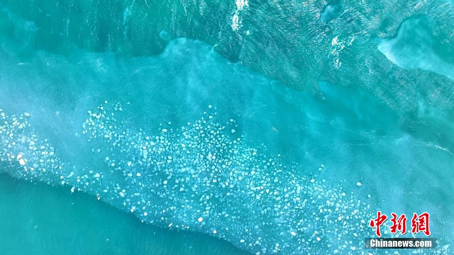 寒潮来袭 “高原蓝宝石”青海湖出现结冰迹象