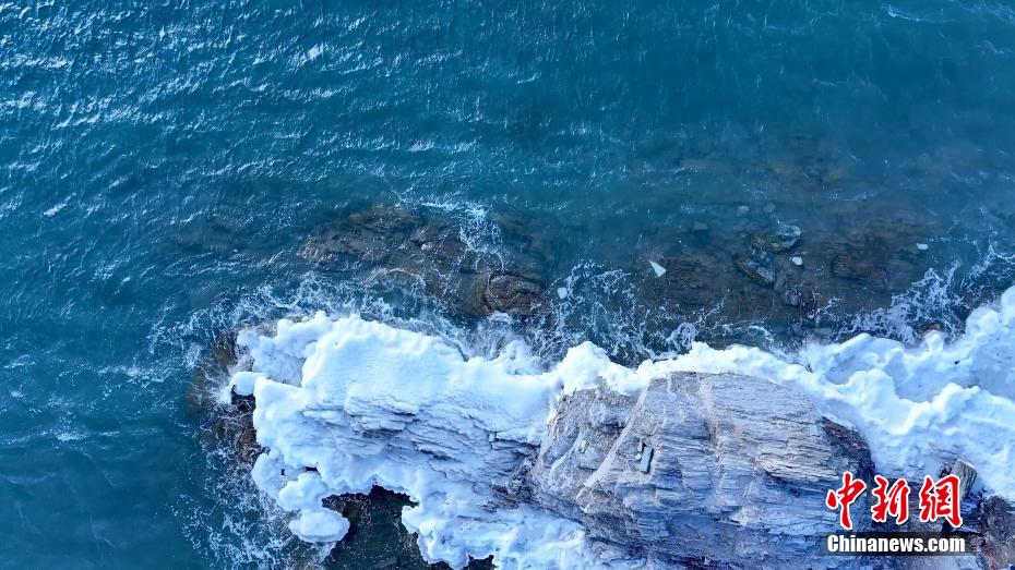 寒潮来袭 “高原蓝宝石”青海湖出现结冰迹象