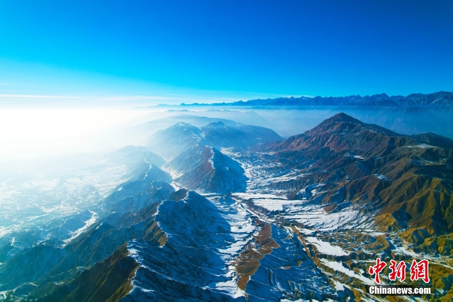 新疆阿克苏：库尔干山区雪后壮美巍峨 阳光下群山黄白相间