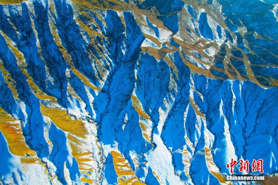 新疆阿克苏：库尔干山区雪后壮美巍峨 阳光下群山黄白相间