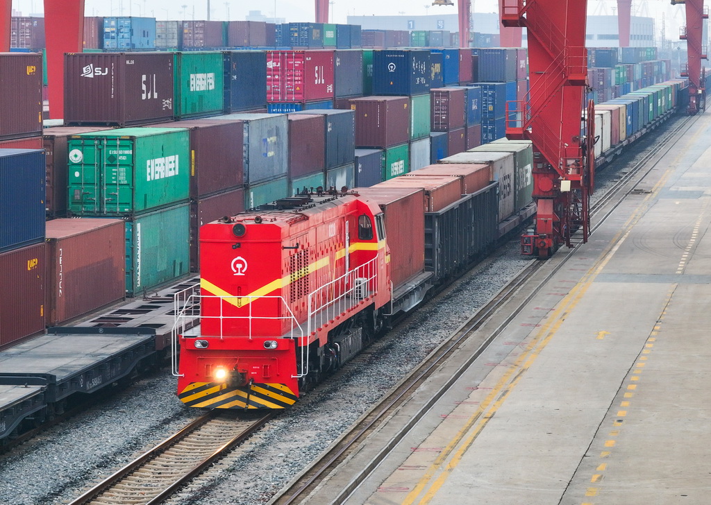 1月2日，满载集装箱的中欧班列从中哈（连云港）物流合作基地出发（无人机照片）。新华社发（王健民摄）