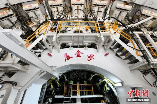 图为技术人员在“厦金号”盾构机内部作业。中新社记者 王东明 摄