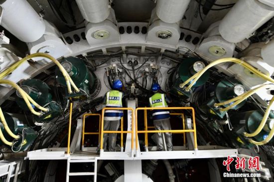 图为技术人员在“厦金号”盾构机内部作业。中新社记者 王东明 摄
