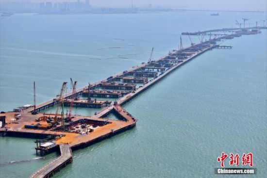 图为俯瞰厦金大桥（厦门段）建设项目现场。（无人机照片）中新社记者 王东明 摄