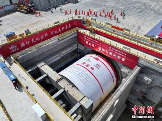 6月8日，总重量约5100吨、开挖直径达16.15米的“厦金号”盾构机在福建省厦门市思明区观音山始发掘进，标志着厦金大桥（厦门段）环岛路隧道正式进入盾构掘进施工阶段。（无人机照片）中新社记者 王东明 摄