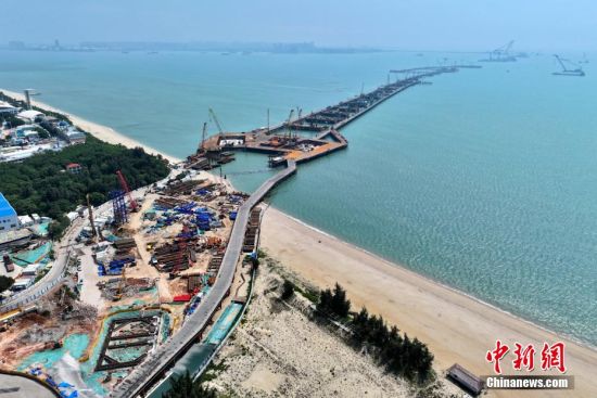 图为俯瞰厦金大桥（厦门段）建设项目现场。（无人机照片）中新社记者 王东明 摄