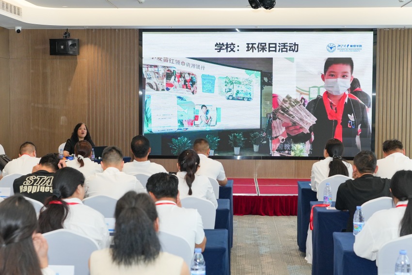 专家对浙江乡村振兴实践路径与新时代“枫桥经验”进行了深入解读。乡城县委组织部供图