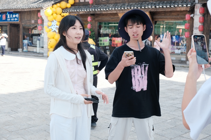  师生们在安顺古城历史文化街区进行直播。