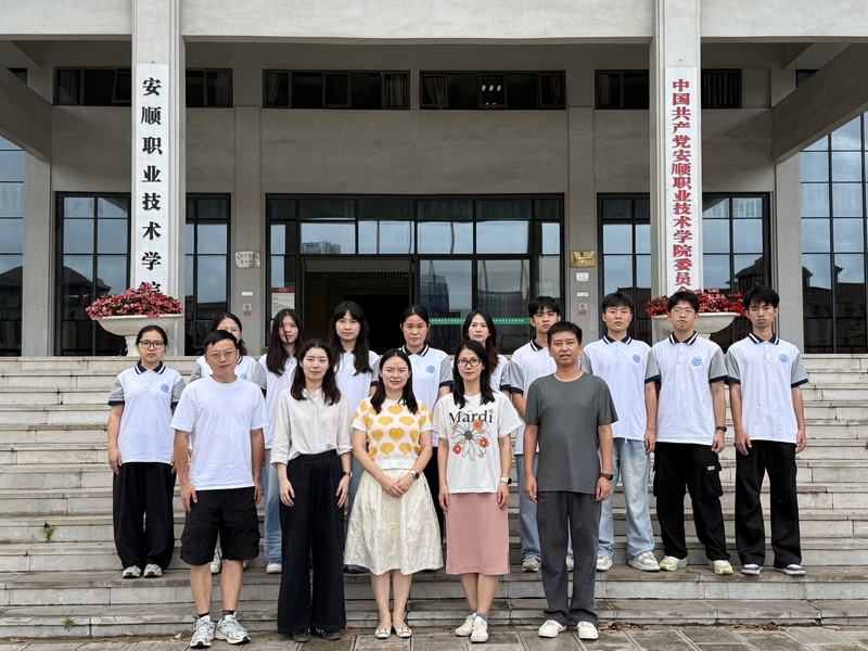 交流座谈会结束后，两校师生合影留念。
