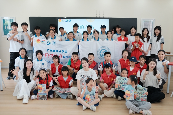 粤黔两地师生在平塘民族中学大合影。.jpg