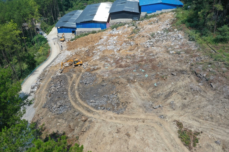 新扩建的牛场基础雏形初现，与一旁已建成投用的牛舍形成对比。张川摄