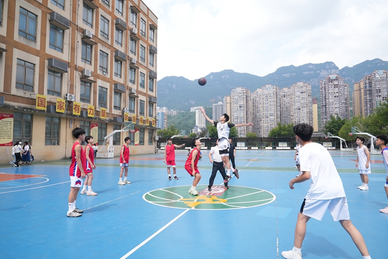东西部学生在“莞铜篮球场”上开展篮球友谊赛。