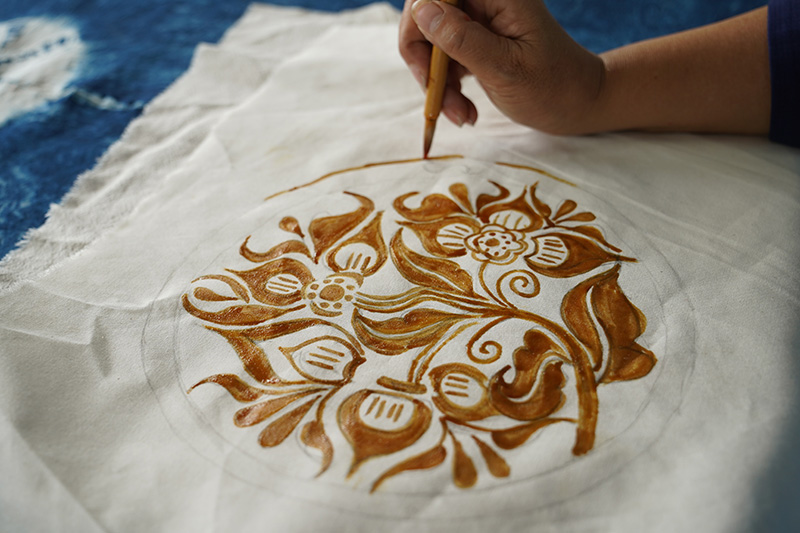 用枫香油脂作画。