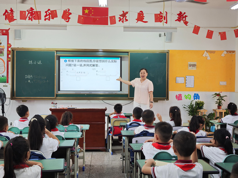 帮扶教师马跃民正在上课。