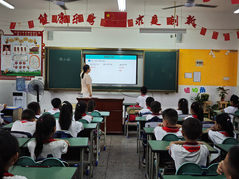 帮扶教师马跃民正在上课。