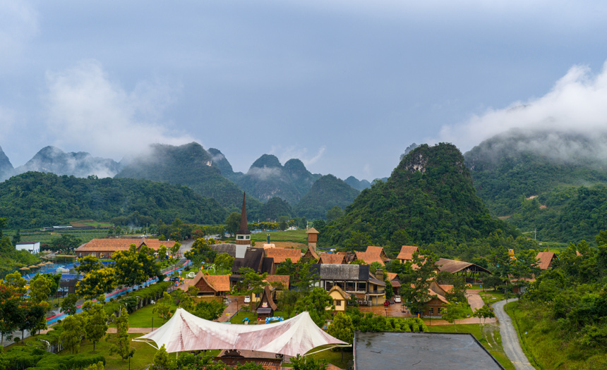 云雾下郁郁葱葱的矮马王国。黄琪摄