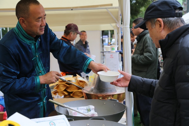 活动现场市民品尝科右前旗勿布林羊肉。王钰摄