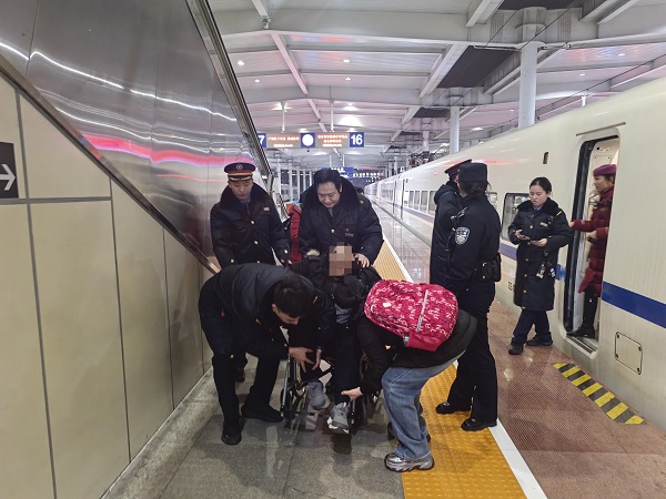 郑彦丽与120急救人员进行交接。受访者供图