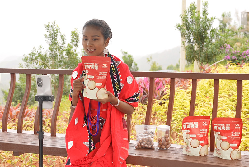 销售端搭建线上线下融合的销售网络，不断拓宽市场渠道。陈龙汝男摄