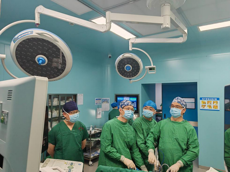 广东省中医院外科大科主任何军明到贵州医院指导手术。