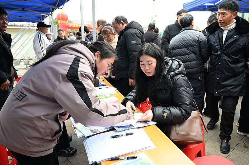 招聘会现场咨询。