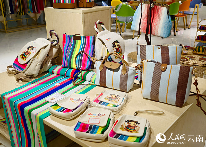 古老的独龙毯编织技艺转化为时尚包袋等创新产品。人民网 尹馨摄