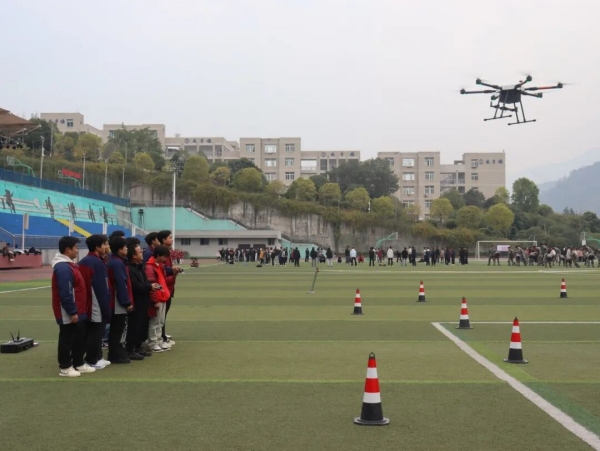 彭水职教中心学生进行无人机实训。冉江陵摄