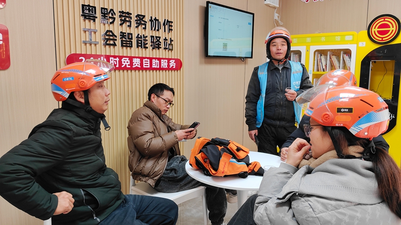 外卖骑手在驿站里休息.jpg